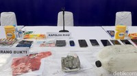 Sejumlah barang bukti tampak ditampilkan saat polisi menghadirkan para pelaku pelemparan molotov tersebut.