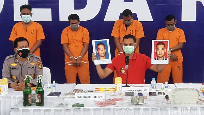 Ini 4 Pelaku Pelempar Molotov ke Rumah Wartawati di Riau Polisi tangkap 4 orang terduga pelaku pelemparan molotov ke rumah wartawati di Riau. Pelaku disebut mengaku diperintah turut membakar korban.