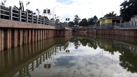 Luas kolam retensi ini sekitar 5.500 meter kubik dengan kedalaman sekitar tiga meter.