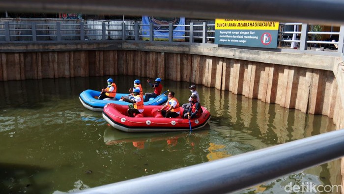 Wali Kota Bandung Oded M Danial meresmikan Kolam Retensi Gedebage. Kolam retensi dibangun untuk meminimalisir permasalahan banjir di Gedebage, Kota Bandung.