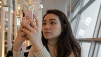 Ditemani segelas wine, ini pose candid ala Jeanette. Sepertinya ia tengah santai di kafe Instagramable. Foto: Instagram jeanetteongtoo