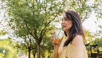 Bukan hanya kopi hangat, sesekali Jeanette juga menikmati es kopi. Di foto ini terlihat ia memilih minuman dari Starbucks. Foto: Instagram jeanetteongtoo