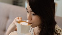 Di foto ini Jeanette mengungkap minuman kopi favoritnya. Ternyata wanita yang mirip idol K-pop ini doyan cafe latte. Foto: Instagram jeanetteongtoo