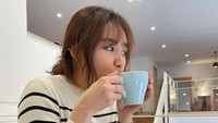 Akun Instagram Jeanette kini kebanjiran followers. Ia sudah memiliki lebih dari 85 ribu followers. Salah satu momen yang ia bagikan di Instagram adalah menikmati kopi.   Foto: Instagram jeanetteongtoo