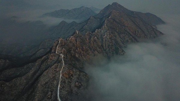 Untuk mencapai Tembok Besar China di Jiankou, pengunjung diketahui harus melakukan hiking lebih dulu selama 45 menit ke atas gunung. Diketahui, bagian tembok di sini memang memanjang sekitar 20 km di atas pegunungan. Untuk mencapai Tembok Besar China di Jiankou, pengunjung diketahui harus melakukan hiking lebih dulu selama 45 menit ke atas gunung. Diketahui, bagian tembok di sini memang memanjang sekitar 20 km di atas pegunungan.