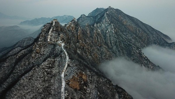 Memanjang dari Utara ke Selatan China sepanjang 21 ribu Km, Tembok Besar China kerap menjadi daya tarik dan bukti kemegahan China. Hanya walau kerap disesaki wisatawan, tak seluruh bagian Tembok Besar China bernasib baik. Memanjang dari Utara ke Selatan China sepanjang 21 ribu Km, Tembok Besar China kerap menjadi daya tarik dan bukti kemegahan China. Hanya walau kerap disesaki wisatawan, tak seluruh bagian Tembok Besar China bernasib baik.