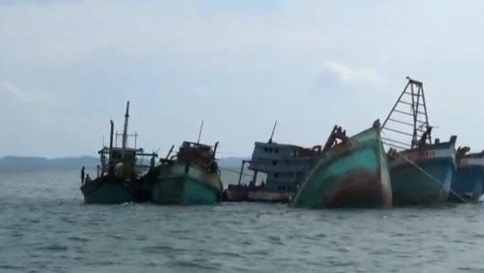 Kajati Kepri menenggelamkan lima kapal nelayan aisng di perairan Pulau Abang, Batam, Kepri. (ANTARA/Ogen)
