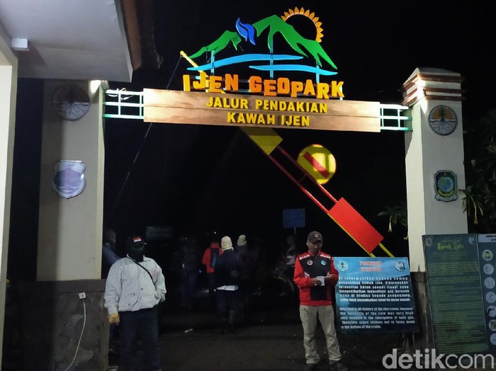 Traveler tak bisa merayakan tahun baru di Kawah Ijen. Sebab, ada penutupan sementara yang dilakukan oleh pengelola.
