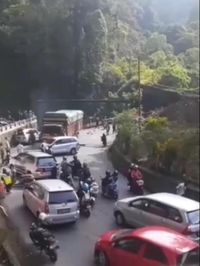 Truk Rem Blong Tabrak 9 Mobil Di Padang Panjang, 13 Orang Terluka