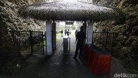 Pengunjung tidak lagi masuk lewat pintu biasa, melainkan Gate 4. Protokol kesehatan seperti masker harus selalu digunakan oleh wisatawan.