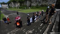 Kebanyakan wisatawan datang bersama rombongan.