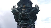 GWK merupakan taman wisata yang terkenal dengan patung-patungnya nan menawan. Salah satu yang paling ikonik adalah patung Dewa Wisnu yang sedang menunggangi garuda.
