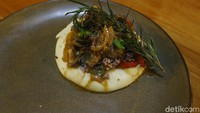 Konsep Horeka Bistro ini cukup unik dan menarik. Danielle mengajak teman-temannya untuk menjual produk makanan dan minuman mereka di Horeka Bistro. Jadi menu yang ditawarkan sangat beragam, karena merupakan hasil gabungan dari beberapa orang.