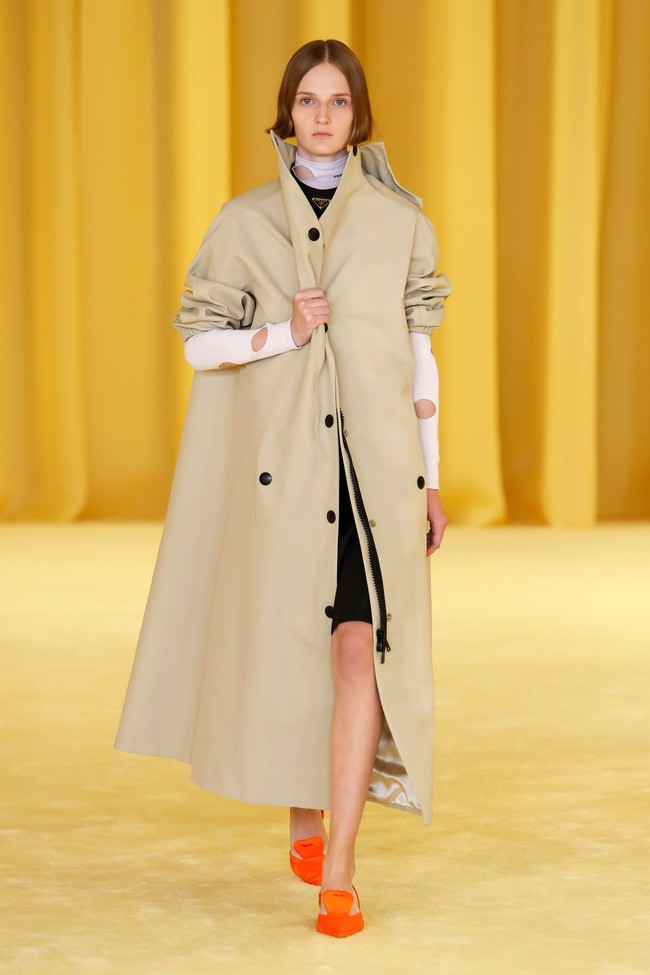 Prada menampilkan coat dengan dipadukan busana motif yg playful untuk koleksi spring/summer 2021.