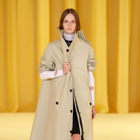 Prada menampilkan coat dengan dipadukan busana motif yg playful untuk koleksi spring/summer 2021.