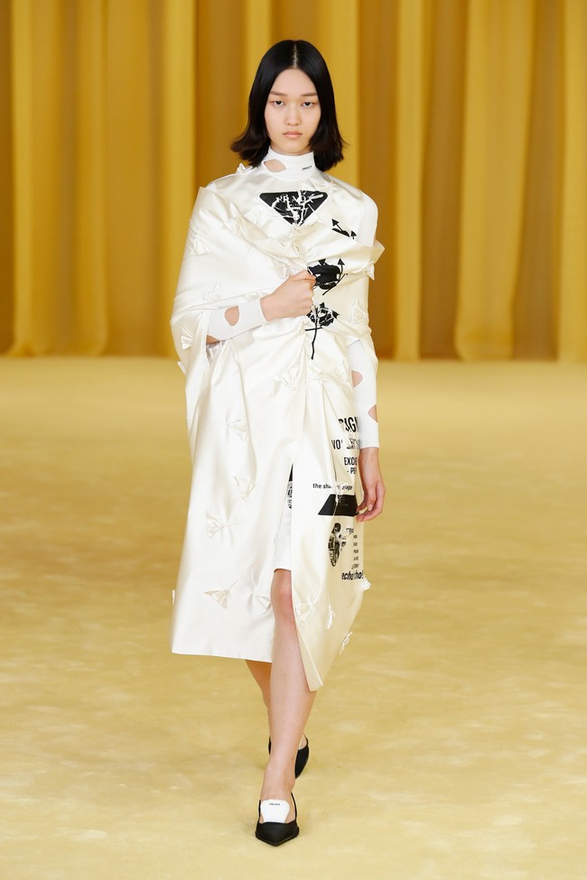 Prada menampilkan coat dengan dipadukan busana motif yg playful untuk koleksi spring/summer 2021 