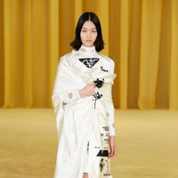 Prada menampilkan coat dengan dipadukan busana motif yg playful untuk koleksi spring/summer 2021 