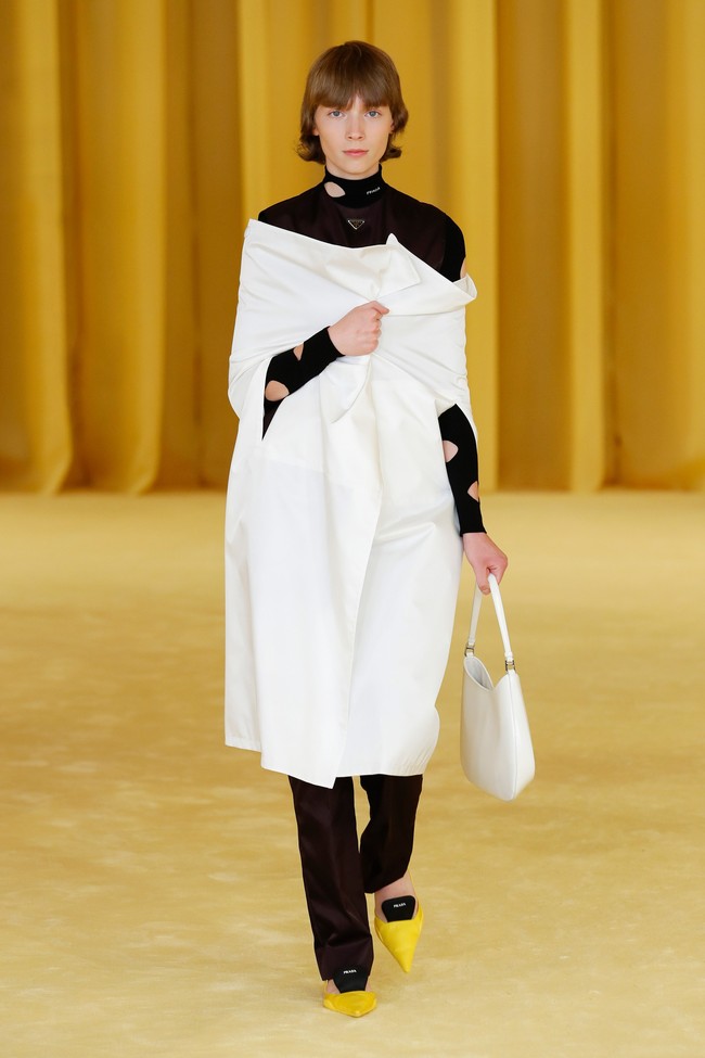 Prada menampilkan coat dengan dipadukan busana motif yg playful untuk koleksi spring/summer 2021.
