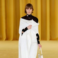Prada menampilkan coat dengan dipadukan busana motif yg playful untuk koleksi spring/summer 2021.