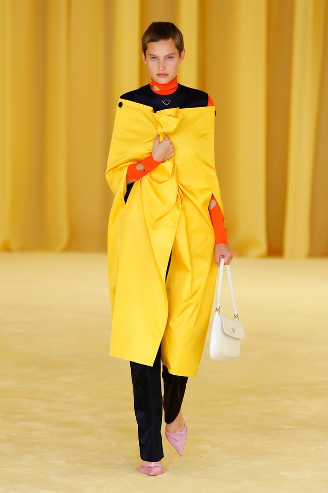 Prada menampilkan coat dengan dipadukan busana motif yg playful untuk koleksi spring/summer 2021.