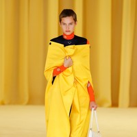 Prada menampilkan coat dengan dipadukan busana motif yg playful untuk koleksi spring/summer 2021.