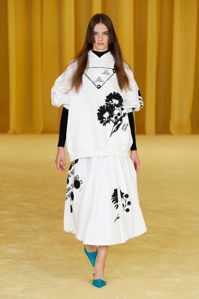 Prada menampilkan coat dengan dipadukan busana motif yg playful untuk koleksi spring/summee 2021.