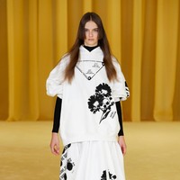 Prada menampilkan coat dengan dipadukan busana motif yg playful untuk koleksi spring/summee 2021.