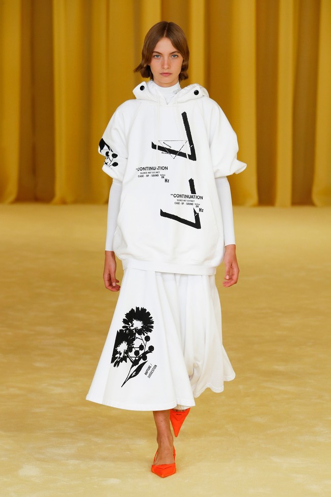 Prada menampilkan coat dengan dipadukan busana motif yg playful untuk koleksi spring/summer 2021.