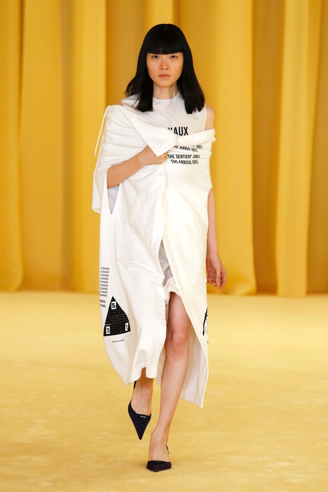 Prada menampilkan coat dengan dipadukan busana motif yg playful untuk koleksi spring/summer 2021.