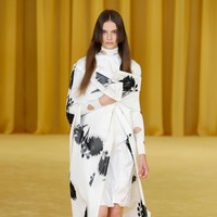 Prada menampilkan coat dengan dipadukan busana motif yg playful untuk koleksi spring/summer 2021.