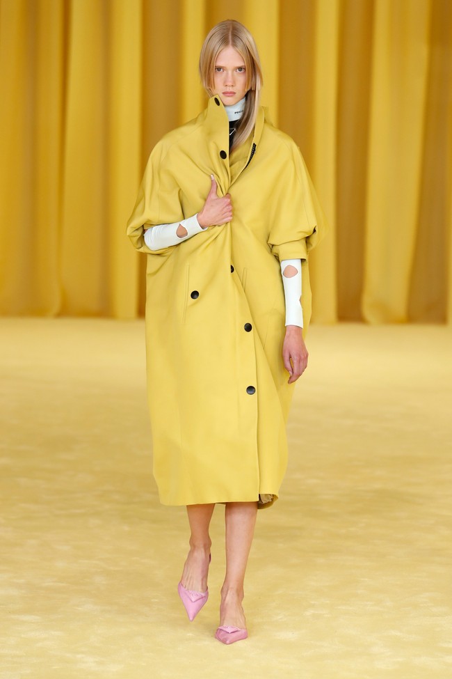 Prada menampilkan coat dengan dipadukan busana motif yg playful untuk koleksi spring/summer 2021.