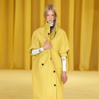 Prada menampilkan coat dengan dipadukan busana motif yg playful untuk koleksi spring/summer 2021.