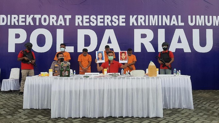 Konferensi pers di Polda Riau soal teror molotov (Raja Adil-detikcom)