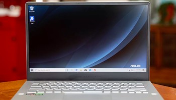 Asus ROG Zephyrus G14 dipilih The Verge sebagai laptop gaming terbaik di dunia tahun ini. Otaknya pakai Ryzen 9 4900HS dipadu GPU Nvidia RTX 2060 Max-Q dan display 120HZ. Harganya USD 1.200 (The Verge)