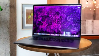 Macbook Pro 16 Inch keluaran tahun 2019 tetap dinilai The Verge sebagai laptop terbaik untuk fans Macbook tahun ini. Cocok untuk kerja berat seperti edit video dengan banyak audio. Harganya USD 2.399 (The Verge)