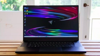 Razer Blade Pro 17 adalah laptop gaming portabel terbaik tahhun 2020. Layarnya 17 inchi, tenaganya Intels Core i7, GPU sampai Nvidia 2080 Super Max-Q. Laptop bertenaga kuat ini harganya USD 3.000 (The Verge)