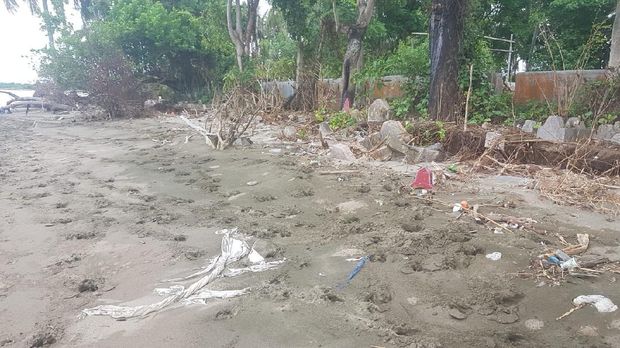 Makam di pesisir Polman dihantam gelombang tinggi hingga kain kafan dan tulang bermunculan (Abdy-detikcom).
