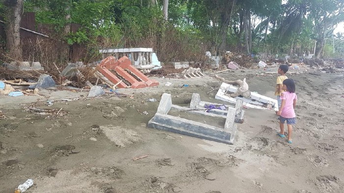Makam di pesisir Polman dihantam gelombang tinggi hingga kain kafan dan tulang bermunculan (Abdy-detikcom).
