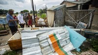 Selain menertibkan gubuk liar, petugas juga turut mengangkut sejumlah barang rongsok yang ada di area pemakaman tersebut.