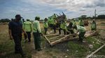 Maksimalkan Lahan Pemakaman, Gubuk Liar di TPU Tegal Alur Dibongkar