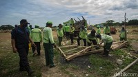 Pembongkaran itu dilakukan untuk mengembalikan fungsi lahan yang selama ini digunakan oleh pedagang untuk berjualan.