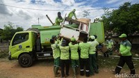 Satu unit truk dikerahkan untuk mengangkat sisa-sisa gubuk yang tertinggal.