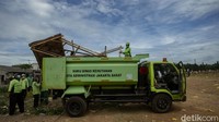 Gerobak bekas pedagang yang tidak terpakai juga turut diangkut petugas.