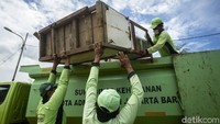 Nantinya usai ditertibkan, area yang sebelumnya digunakan sejumlah pedagang untuk berjualan itu akan difungsikan untuk pemakaman jenazah covid dan jalur mobil.