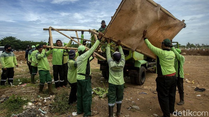 Gubuk liar di area pemakaman Tegal Alur dibongkar. Pembongkaran dilakukan guna maksimalkan lahan yang akan digunakan untuk tempat pemakaman jenazah COVID-19.