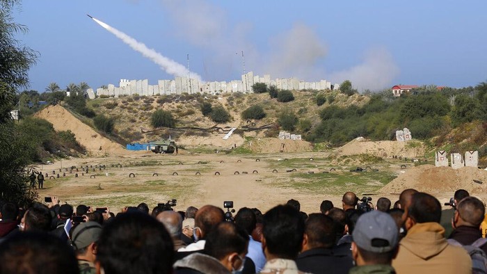 Melihat Militan Palestina Latihan Militer di Jalur Gaza Palestinian militants use a drone to film during a military drill organized by military factions outside Gaza City, Tuesday, Dec. 29, 2020. Palestinian militants in the Gaza Strip fired a salvo of rockets into the Mediterranean Sea on Tuesday as part of a self-styled military drill aimed at preparing for a possible war with Israel. (AP Photo/Adel Hana)