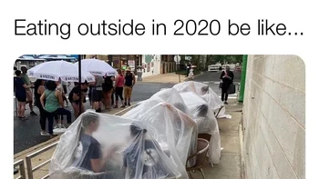 Tidak boleh makan di dalam restoran, akhirnya makan di luar ditutupi bubble. Foto: Twitter