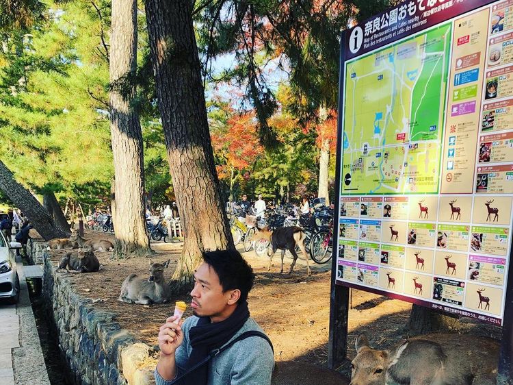 Doyan Makan Enak Saat Liburan, Ini Pose Michael Yukinobu saat Makan Es Krim