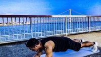 Menjadi pebasket, tentu saja membuat Michael Yukinobu De Fretes sering berlatih. Maka tak heran otot tubuhnya sering terlihat. Sambil latihan, tak lupa minuman penambah energinya. Foto: Instagram @yukinobu_de_fretes