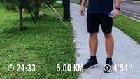 Momen latihannya juga terlihat pada foto yang satu ini. Sambil menggenggam botol minuman setelah lari berkilo-kilo meter. Foto: Instagram @yukinobu_de_fretes